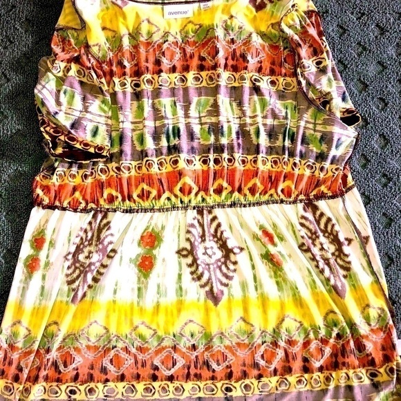 Avenue size 22/24 top. Bright colorful stone accents on front. V neck - Picture 6 of 12